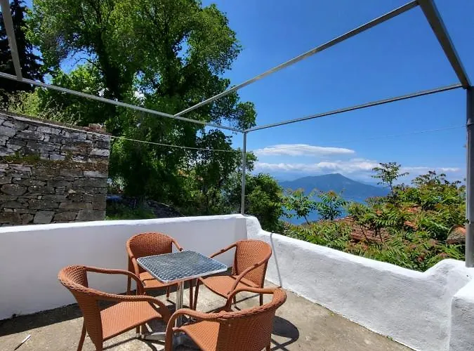 παραδοσιακό σπίτι με θέα Tríkeri