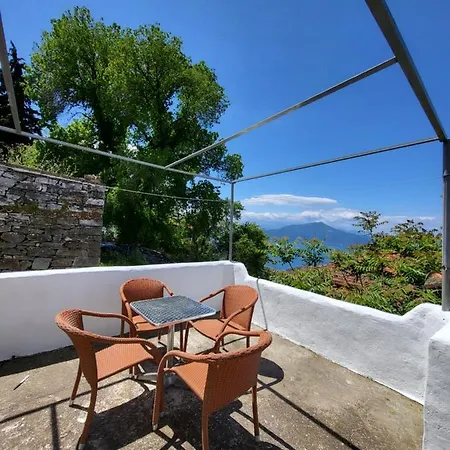 παραδοσιακό σπίτι με θέα Tríkeri