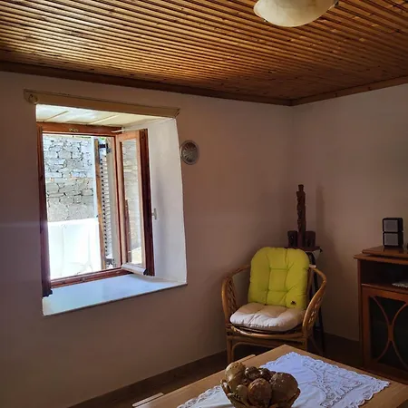 παραδοσιακό σπίτι με θέα *